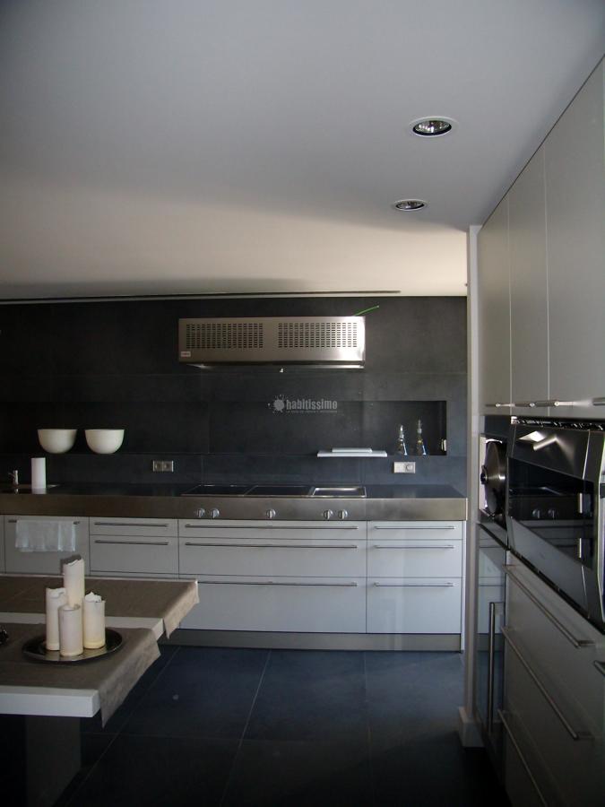 Cocina y baño de diseño en vivienda particular