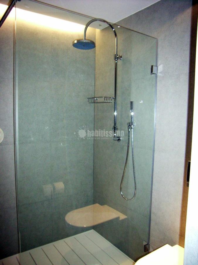 Cocina y baño de diseño en vivienda particular