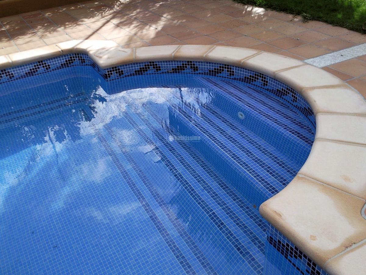 Rehabilitación de piscina de poliéster con gresite