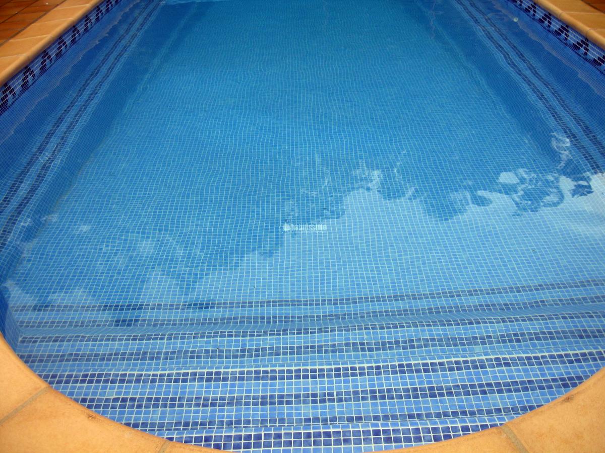 Rehabilitación de piscina de poliéster con gresite