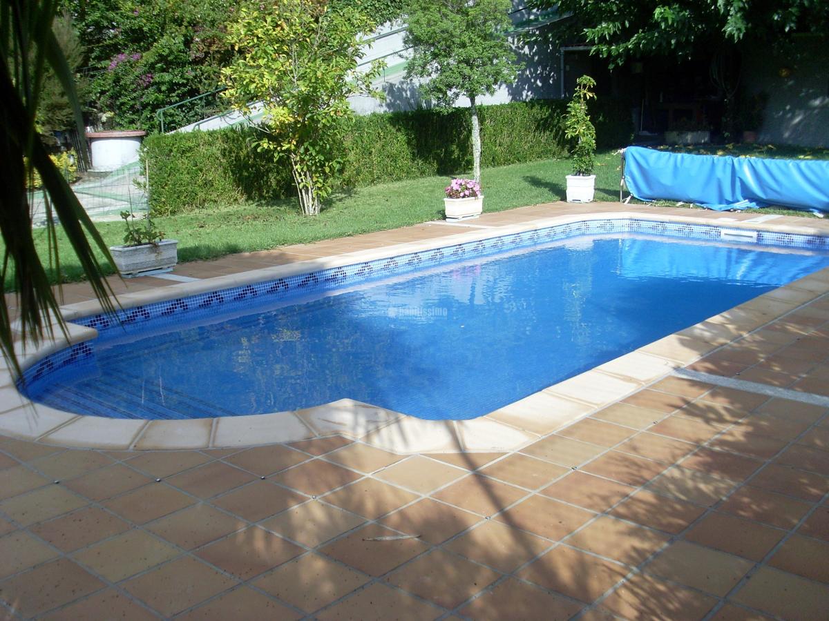 Rehabilitación de piscina de poliéster con gresite