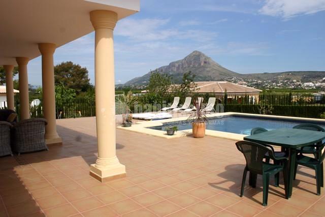 Vivienda Unifamiliar  y Piscina en urbanización Privada