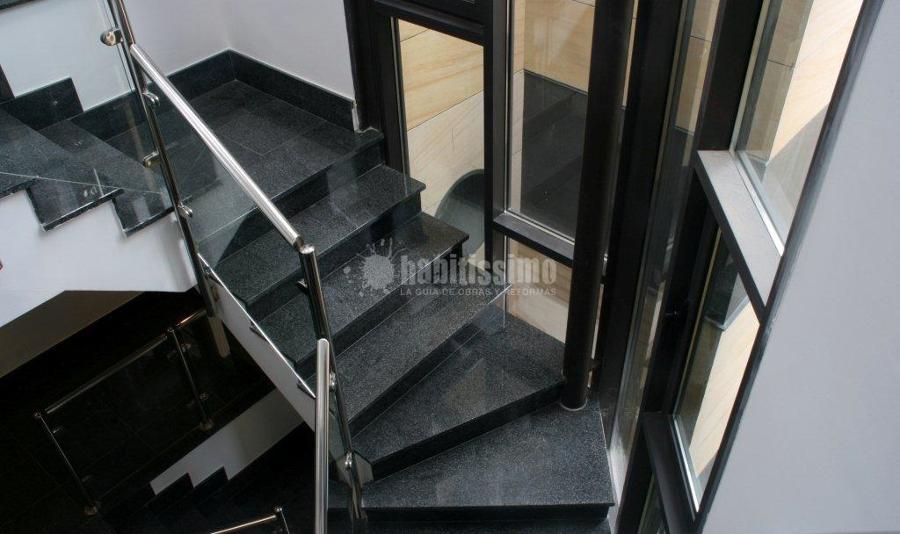 Escalera de granito negro