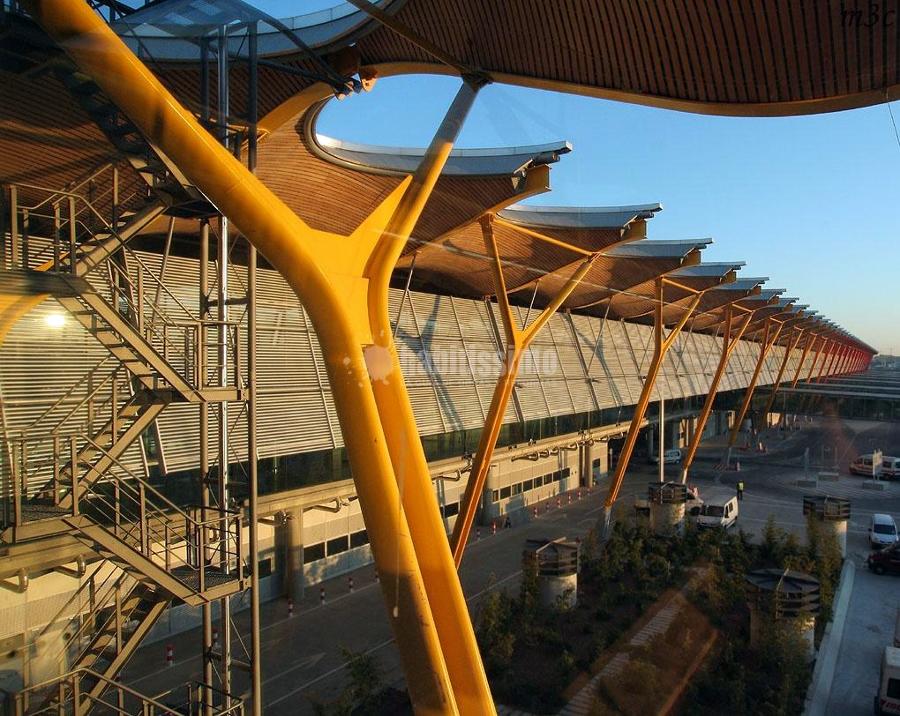 Falsos techos de Bambú en T4 de aeropuerto Madrid-Barajas