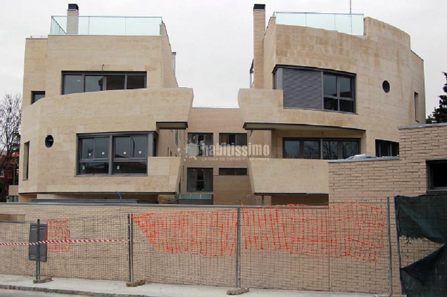 Cinco viviendas, trasteros y garaje.