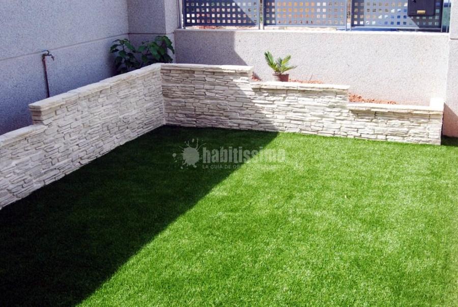 Instalación de césped artificial y creación de jardinera perimetral