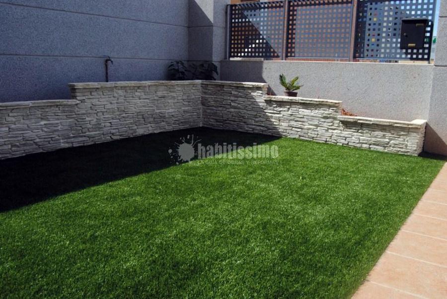 Instalación de césped artificial y creación de jardinera perimetral