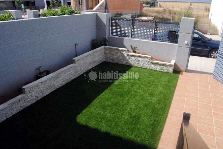 Instalación de césped artificial y creación de jardinera perimetral