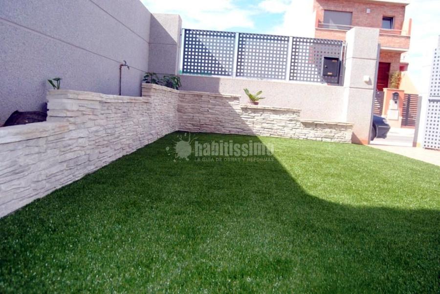 Instalación de césped artificial y creación de jardinera perimetral