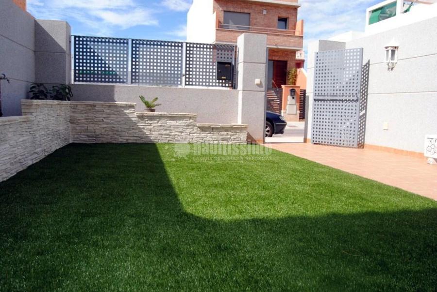 Instalación de césped artificial y creación de jardinera perimetral