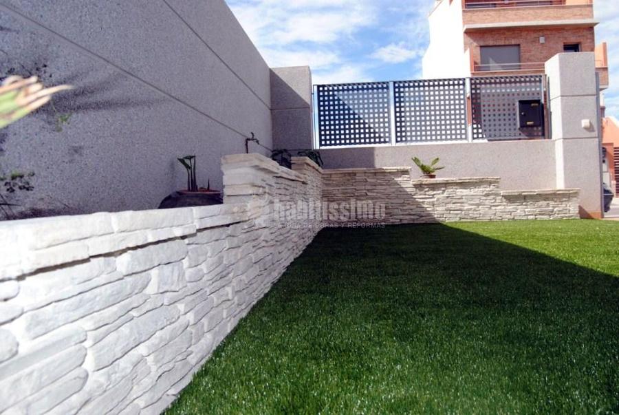 Instalación de césped artificial y creación de jardinera perimetral