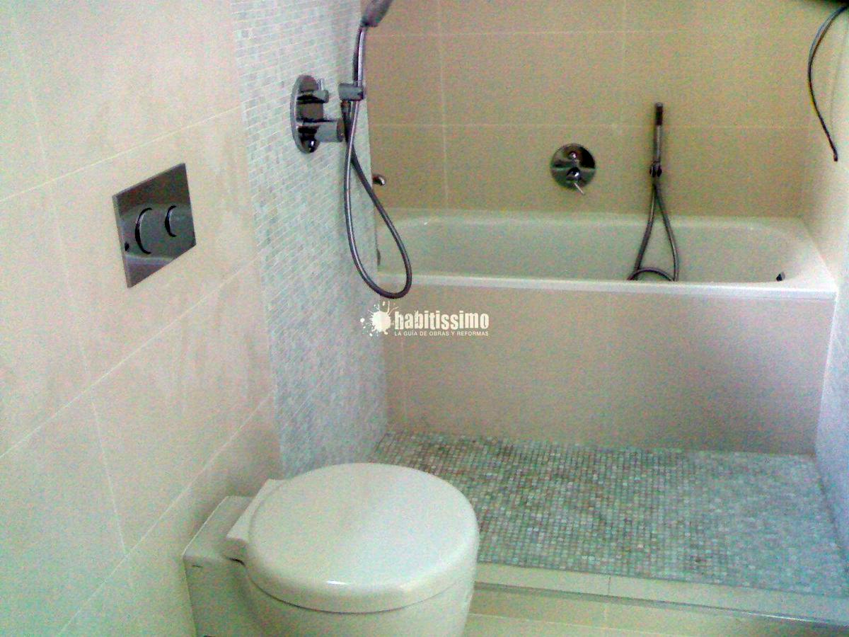 Reforma de baño con mecanismos empotrados