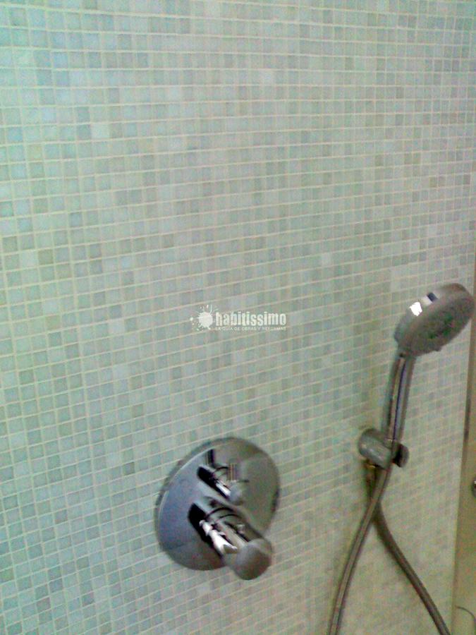 Reforma de baño con mecanismos empotrados