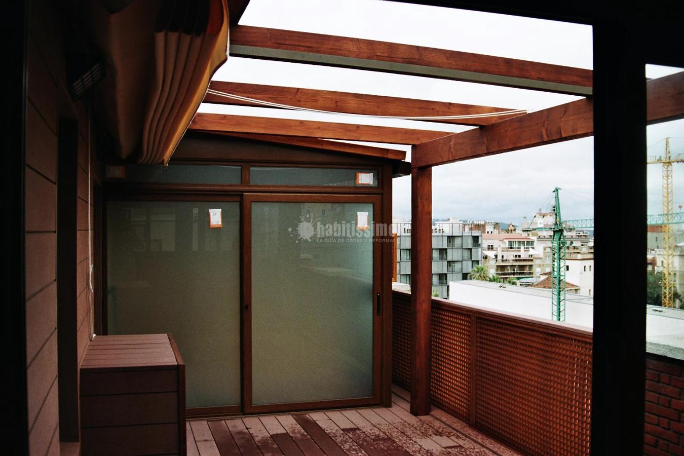 Cerramiento de terraza con madera tecnológica sin mantenimiento