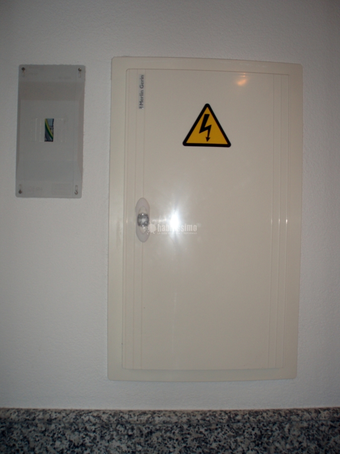 Instalación eléctrica y telecomunicaciones en edificio 5 plantas