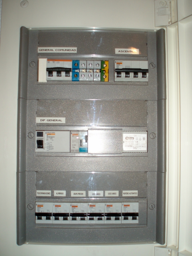 Instalación eléctrica y telecomunicaciones en edificio 5 plantas