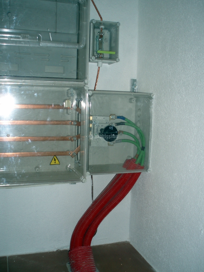 Instalación eléctrica y telecomunicaciones en edificio 5 plantas