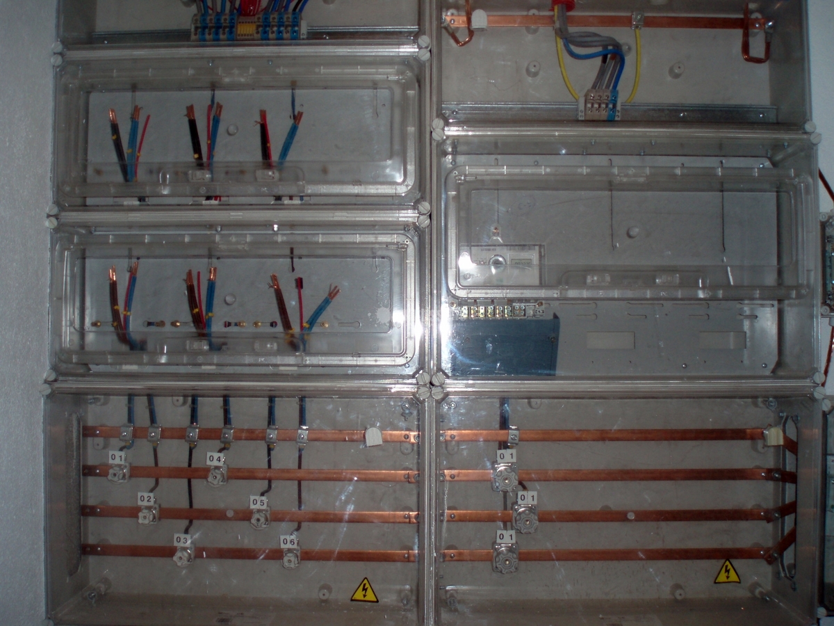 Instalación eléctrica y telecomunicaciones en edificio 5 plantas