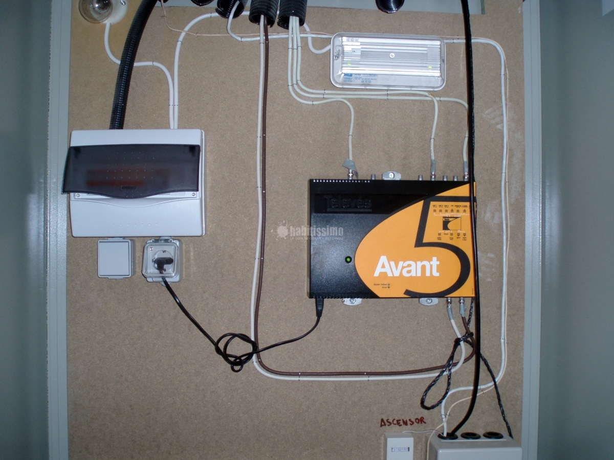 Instalación eléctrica y telecomunicaciones en edificio 5 plantas