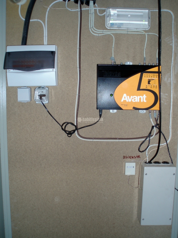 Instalación eléctrica y telecomunicaciones en edificio 5 plantas