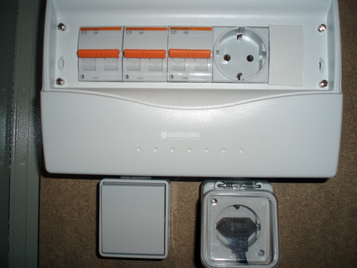 Instalación eléctrica y telecomunicaciones en edificio 5 plantas