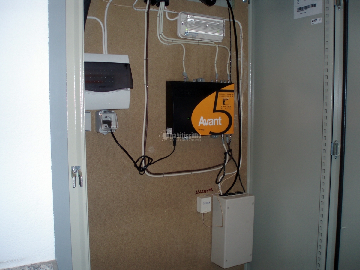 Instalación eléctrica y telecomunicaciones en edificio 5 plantas