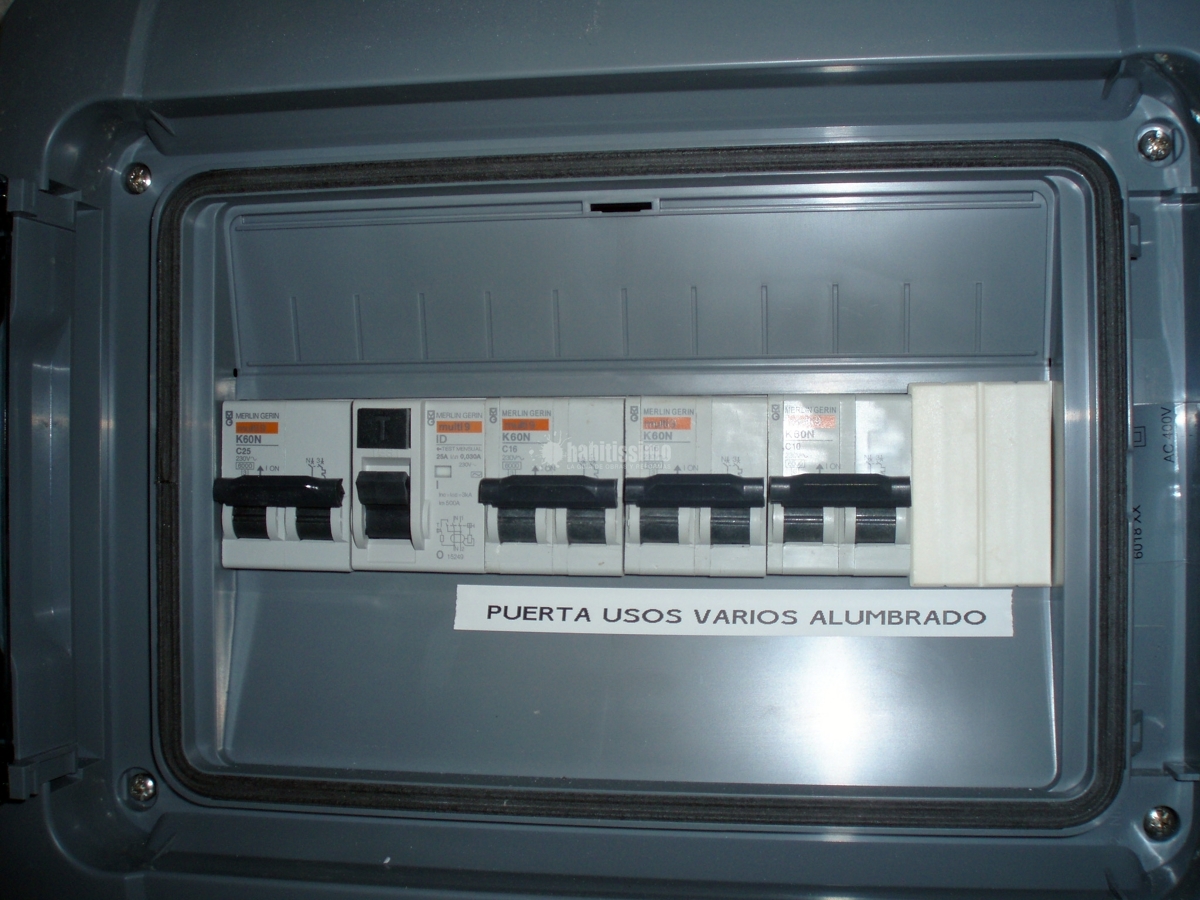 Instalación eléctrica y telecomunicaciones en edificio 5 plantas