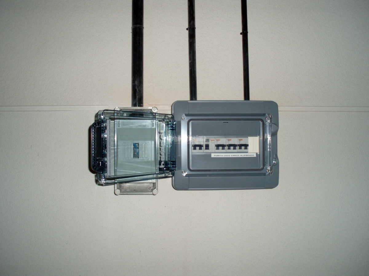 Instalación eléctrica y telecomunicaciones en edificio 5 plantas