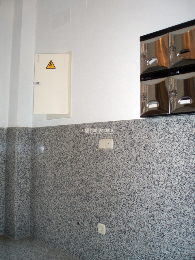 Instalación eléctrica y telecomunicaciones en edificio 5 plantas