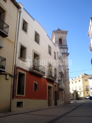 Rehabilitación integral de edificio y fachada en San Mateu, Castellón