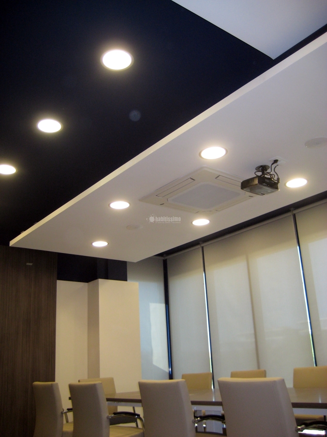 Instalaciones en sala de juntas de oficina