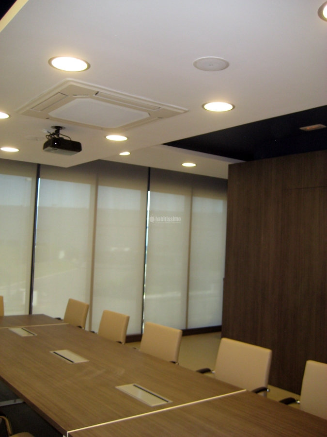 Instalaciones en sala de juntas de oficina