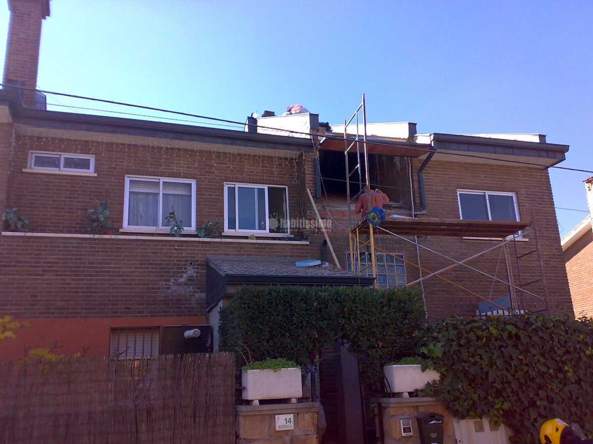 Ampliación buhardilla e instalación de escalera de madera,