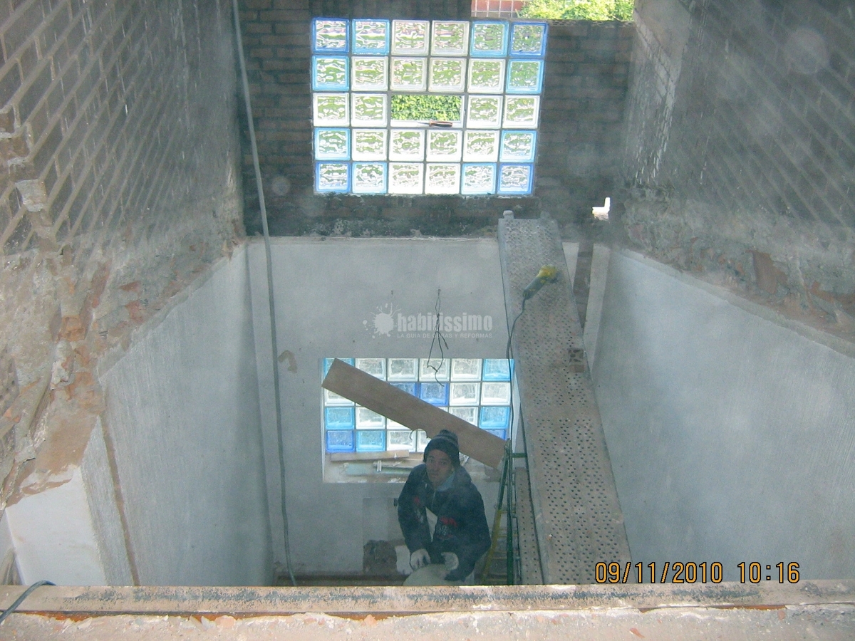 Ampliación buhardilla e instalación de escalera de madera,