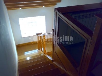 Ampliación buhardilla e instalación de escalera de madera,