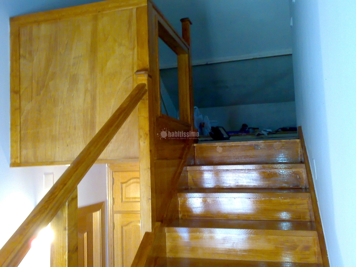 Ampliación buhardilla e instalación de escalera de madera,