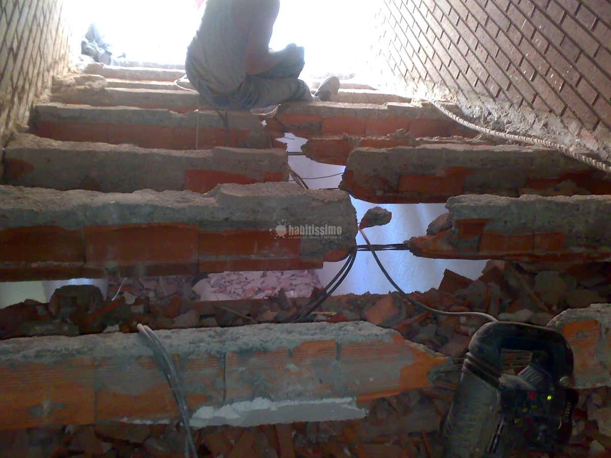 Ampliación buhardilla e instalación de escalera de madera,