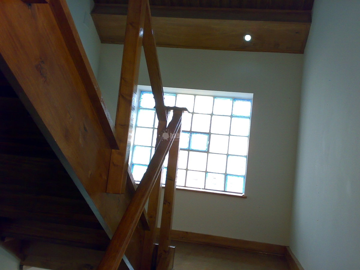 Ampliación buhardilla e instalación de escalera de madera,