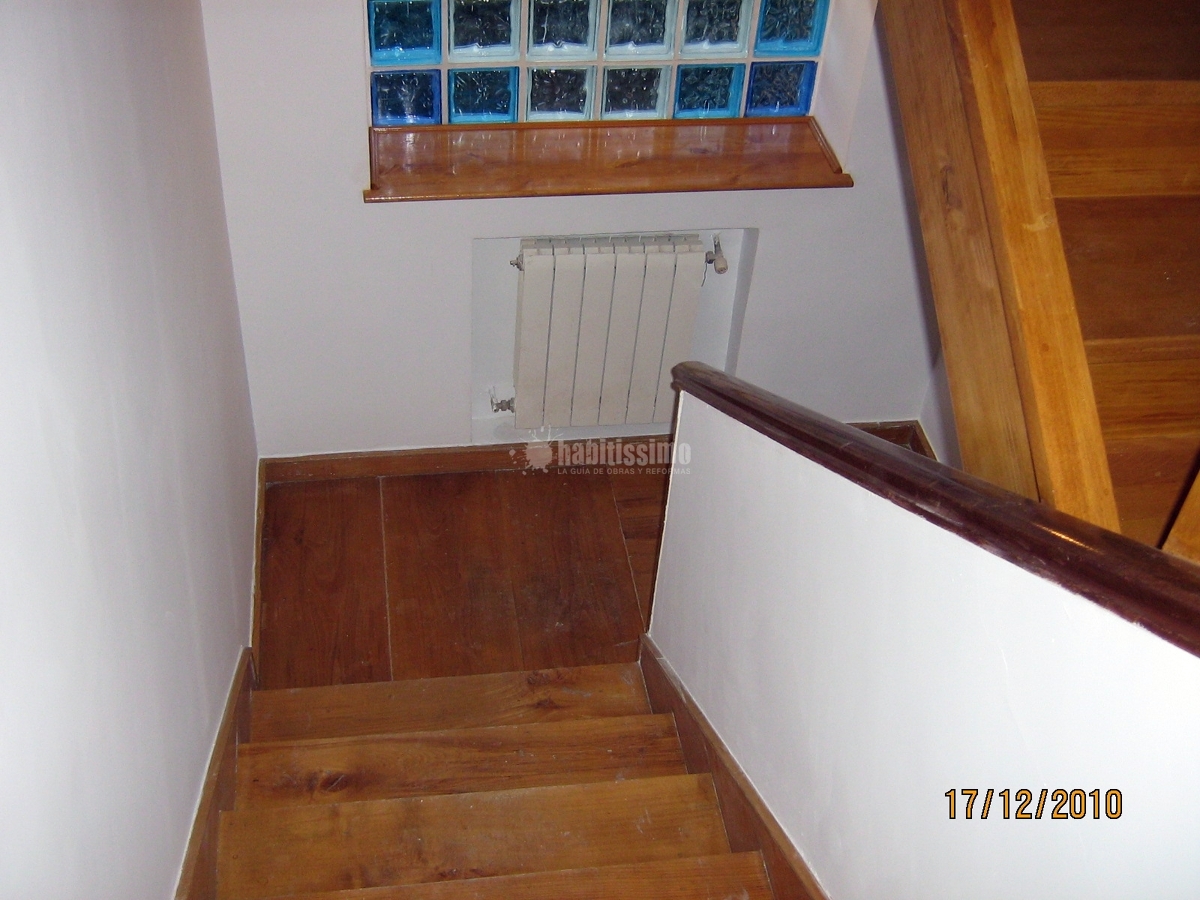Ampliación buhardilla e instalación de escalera de madera,
