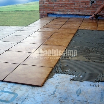 Colocación de suelo en terraza