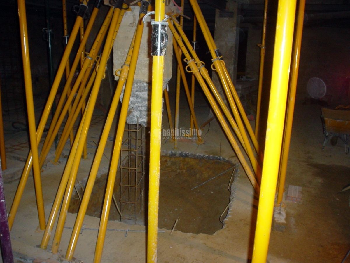 Restauración cimientos y zapatas bajo edificio construido