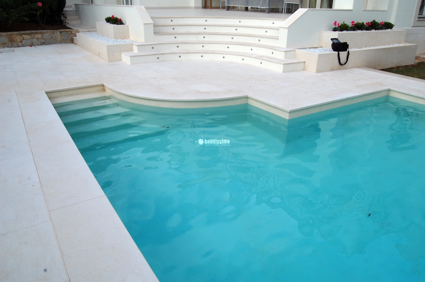 Microcemento en piscina y baños vivienda Son Vida