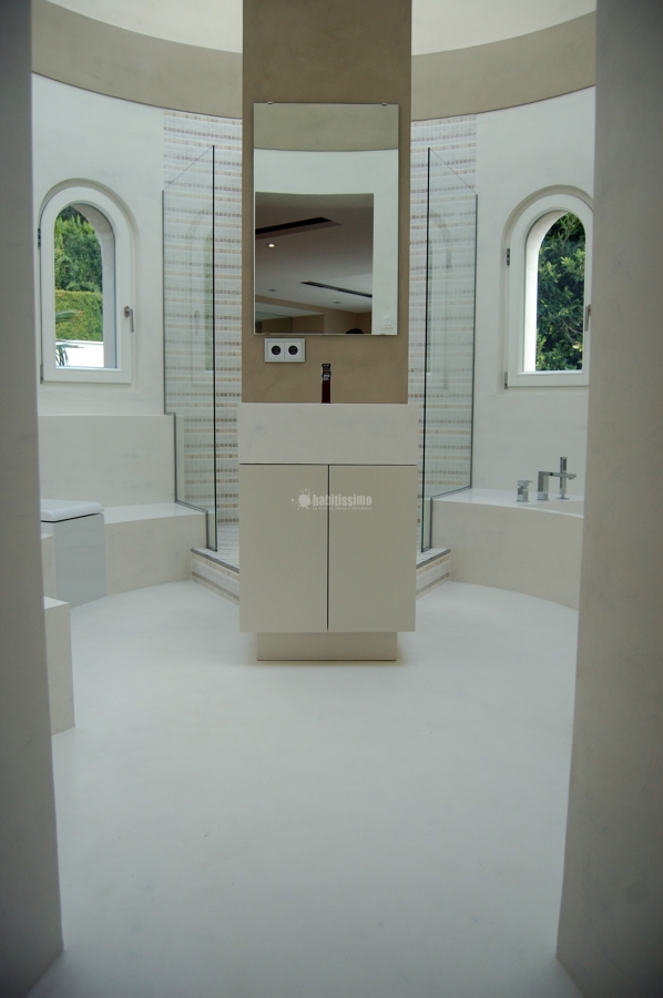 Microcemento en piscina y baños vivienda Son Vida