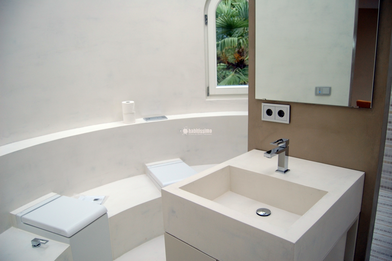 Microcemento en piscina y baños vivienda Son Vida