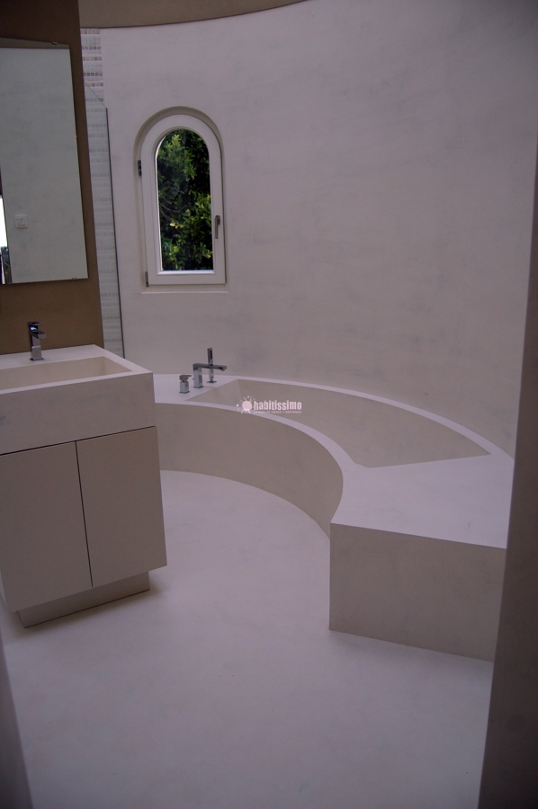 Microcemento en piscina y baños vivienda Son Vida