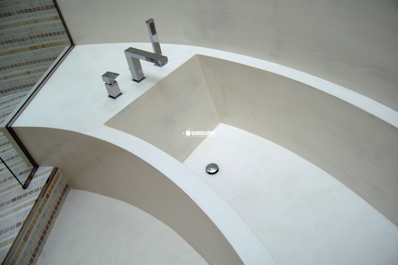 Microcemento en piscina y baños vivienda Son Vida