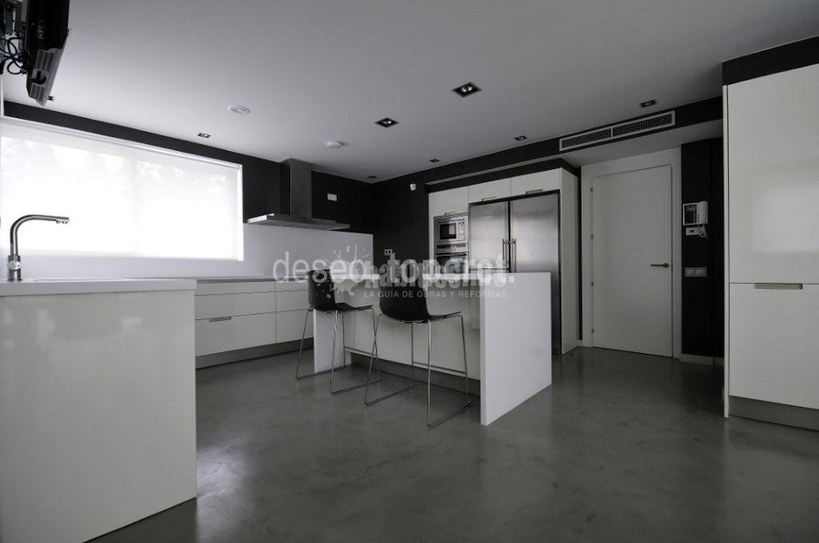 Revestimiento de cocina en microcemento