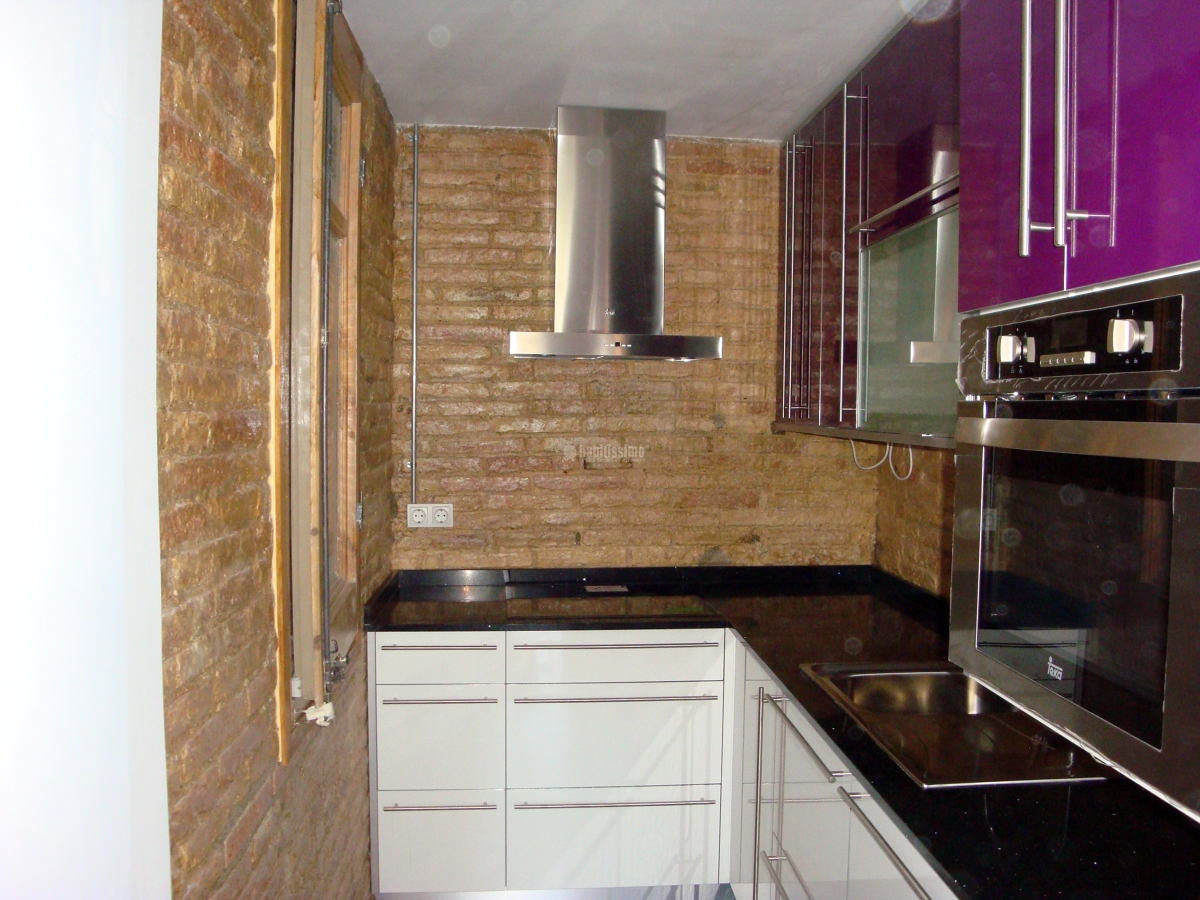 Reforma cocina completa en blanco y lila