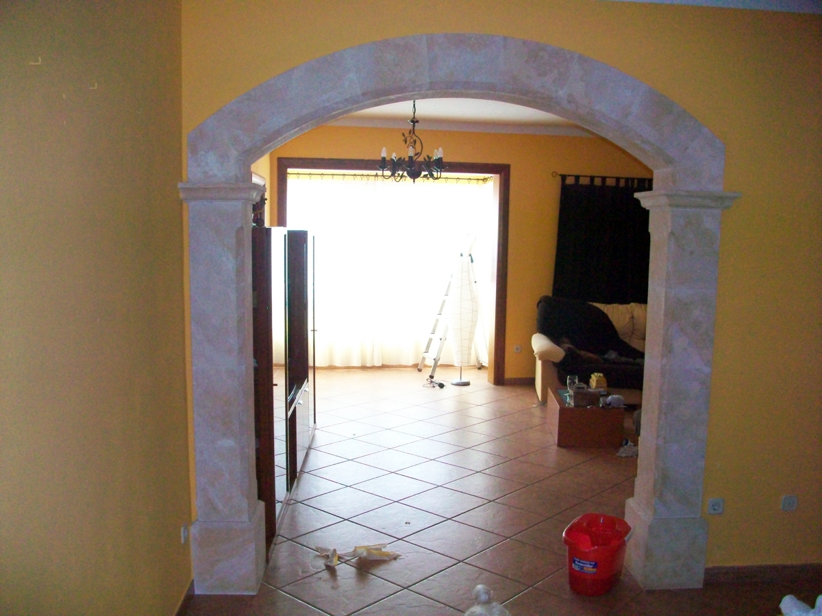 Alisado y pintado de salon con colocación de arco