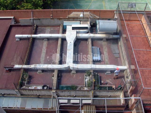 Construcción de patio de escuela sobre cubierta